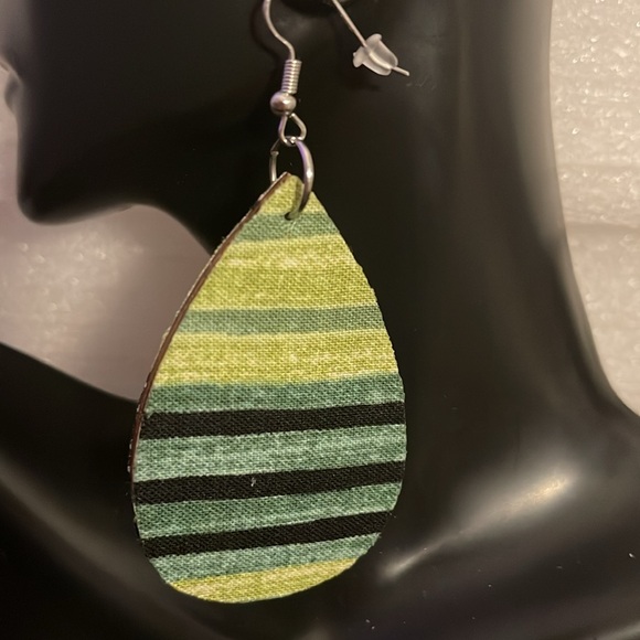 Earrings - Picture 2 of 4